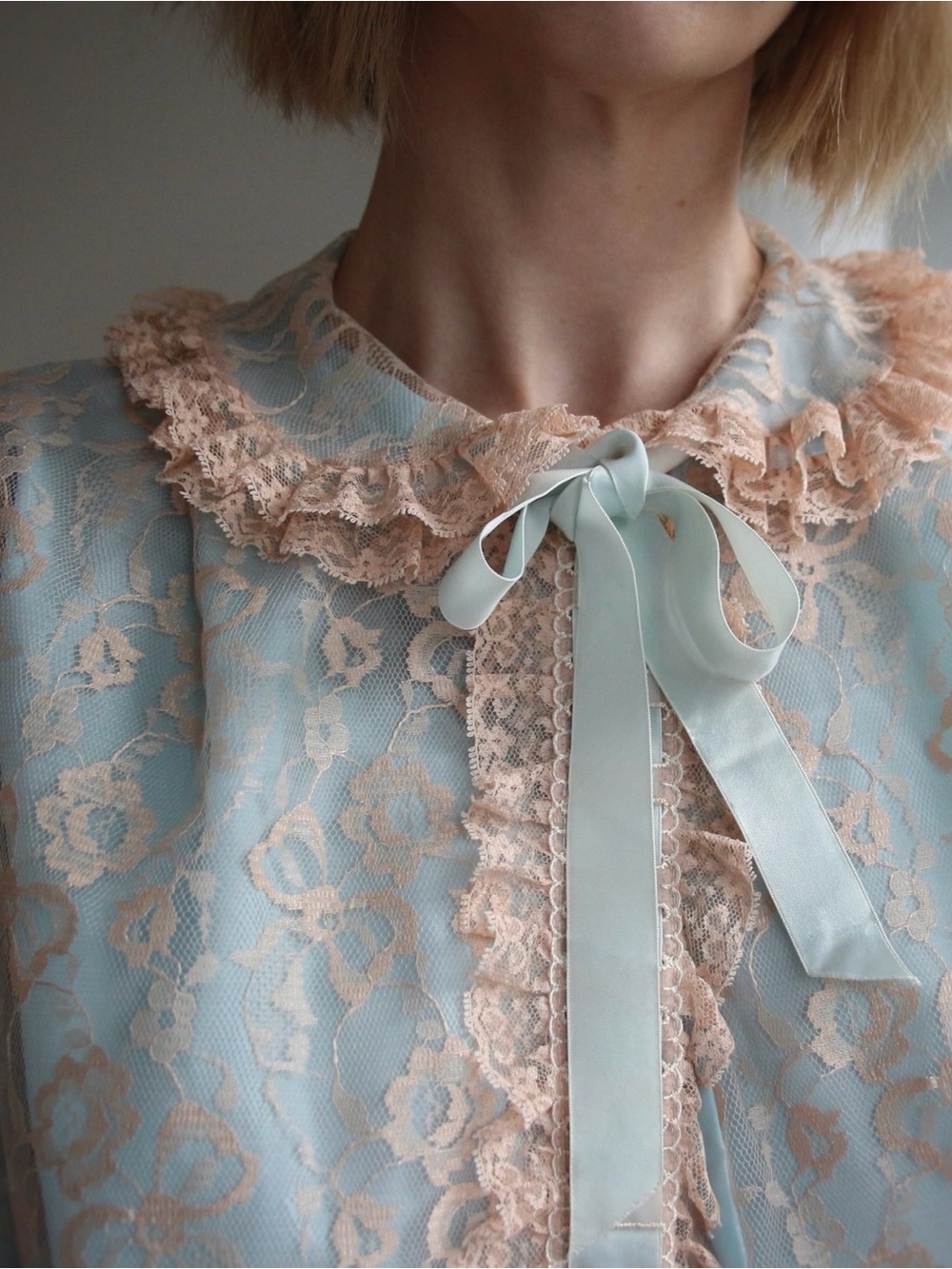 1960's Odette Barsa Blue & Blush Lace Bed Jacket - Picture 2 of 9
